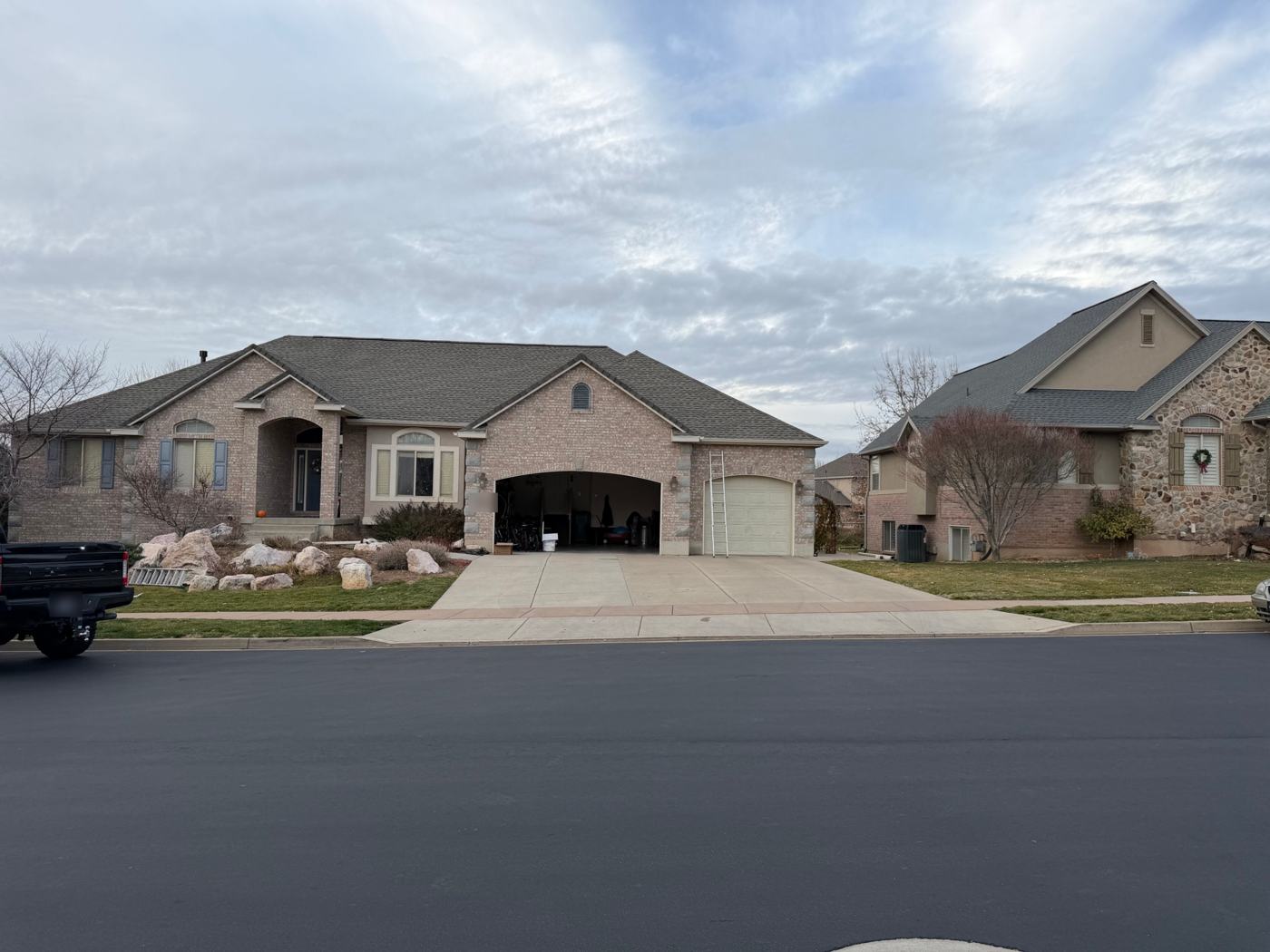 Brick rambler, Architectural shingles
