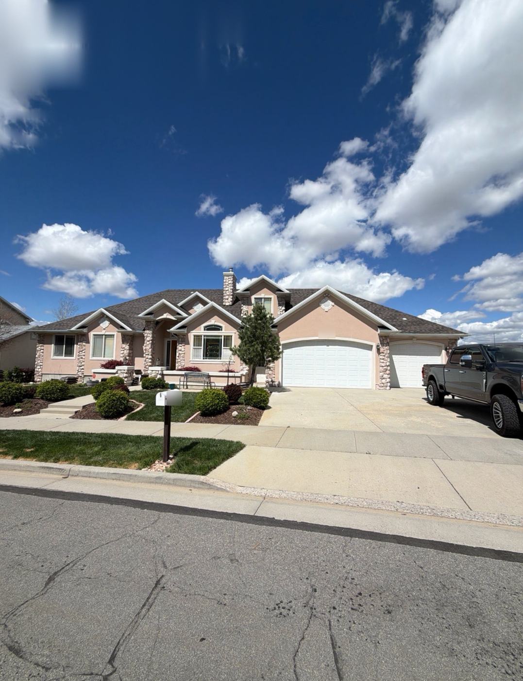 Stucco rambler, Brown shingles